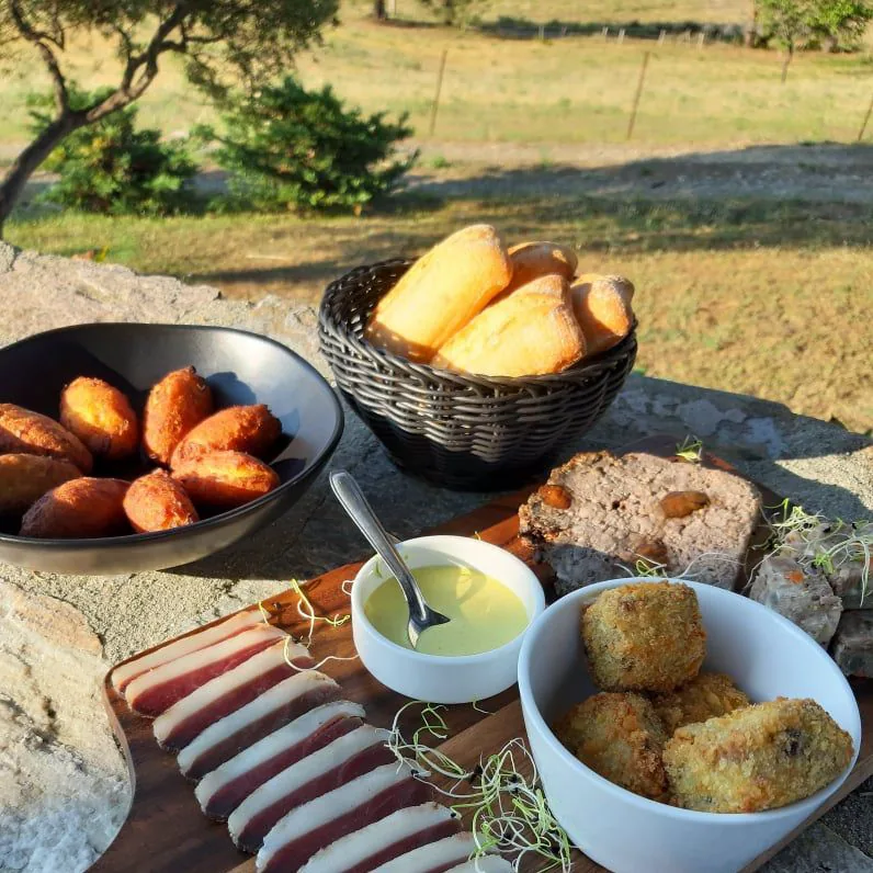 Beignets, charcuterie corse et pain servis en plein air