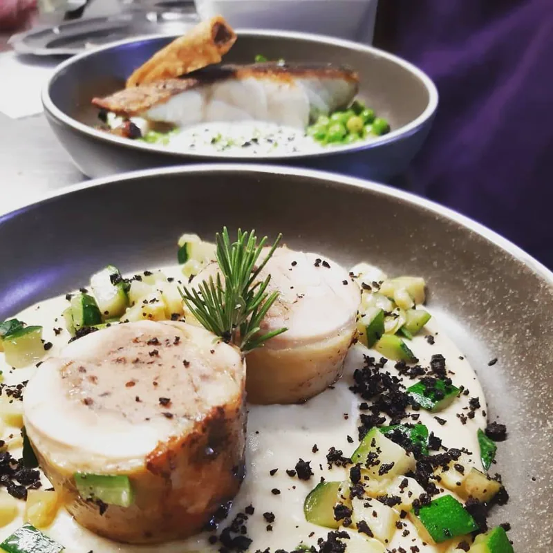 Assiettes de poisson et de légumes